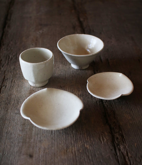 White Flower-Shaped Rinka Small Kohiki Plate (14cm)