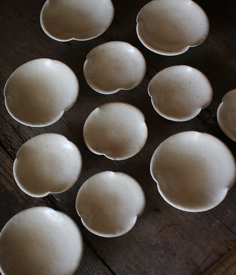 White Flower-Shaped Rinka Small Kohiki Plate (14cm)